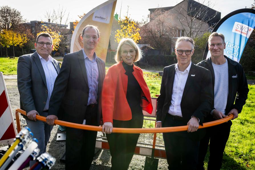 Sie legen den Endspurt beim Glasfaserausbau in Osnabrück ein (v.l.n.r.): Tino Schmelzle (Geschäftsführer SWO Netz), Daniel Waschow (Vorstandsvorsitzender Stadtwerke Osnabrück), Katharina Pötter (Oberbürgermeisterin), Andreas Mayer (Geschäftsführer Glasfaser Nordwest) und Sascha Zink (Leiter Bereich Kommunales & Wohnungswirtschaften Glasfaser Nordwest). 