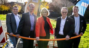 Sie legen den Endspurt beim Glasfaserausbau in Osnabrück ein (v.l.n.r.): Tino Schmelzle (Geschäftsführer SWO Netz), Daniel Waschow (Vorstandsvorsitzender Stadtwerke Osnabrück), Katharina Pötter (Oberbürgermeisterin), Andreas Mayer (Geschäftsführer Glasfaser Nordwest) und Sascha Zink (Leiter Bereich Kommunales & Wohnungswirtschaften Glasfaser Nordwest). 