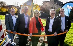 Sie legen den Endspurt beim Glasfaserausbau in Osnabrück ein (v.l.n.r.): Tino Schmelzle (Geschäftsführer SWO Netz), Daniel Waschow (Vorstandsvorsitzender Stadtwerke Osnabrück), Katharina Pötter (Oberbürgermeisterin), Andreas Mayer (Geschäftsführer Glasfaser Nordwest) und Sascha Zink (Leiter Bereich Kommunales & Wohnungswirtschaften Glasfaser Nordwest). 
