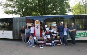 Zum Start der Schulanfängeraktion besuchte das VOS-Team gemeinsam mit dem Busunternehmen Nieporte die Grundschule Ankum – mit dabei: die Erstklässler und Erstklässlerinnen, Schulleiter und Lehrkräfte sowie das Maskottchen Haltelinchen.