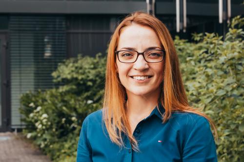 Ayten steht vor dem Bürogebäude