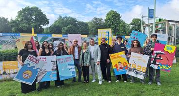 Auszubildende des Berufsschulzentrums am Westerberg haben jeweils eine Plakatserie zum Thema 100 Jahre Moskaubad gestaltet. Das gefällt auch Bäderchef Torsten Krier, Christa Blattmann, Bernd Dittrich und Moskaubadleiter Kenneth Fischer (Mitte, v.l.n.r.). 
