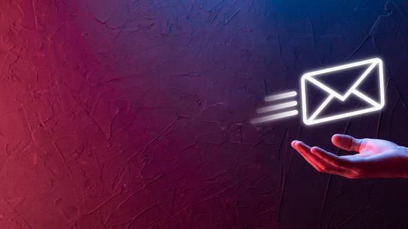 Symbolbild - Eine E-Mail geht ein
