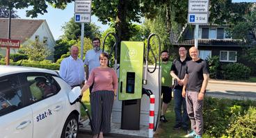 Nehmen die neue 50-kW-Schnellladesäule am Nahkauf in Natrup-Hagen in Betrieb: (v.l.) Grundstückseigentümer Carsten Berner, Carsten Klaus, Esther Peddi und Marcel Berger (alle OPG) sowie Jens Kaluscha und Oliver Wehling (beide Nahkauf).