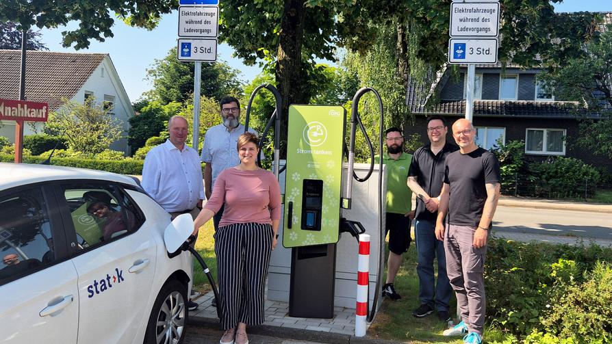 Nehmen die neue 50-kW-Schnellladesäule am Nahkauf in Natrup-Hagen in Betrieb: (v.l.) Grundstückseigentümer Carsten Berner, Carsten Klaus, Esther Peddi und Marcel Berger (alle OPG) sowie Jens Kaluscha und Oliver Wehling (beide Nahkauf).