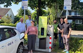 Nehmen die neue 50-kW-Schnellladesäule am Nahkauf in Natrup-Hagen in Betrieb: (v.l.) Grundstückseigentümer Carsten Berner, Carsten Klaus, Esther Peddi und Marcel Berger (alle OPG) sowie Jens Kaluscha und Oliver Wehling (beide Nahkauf).