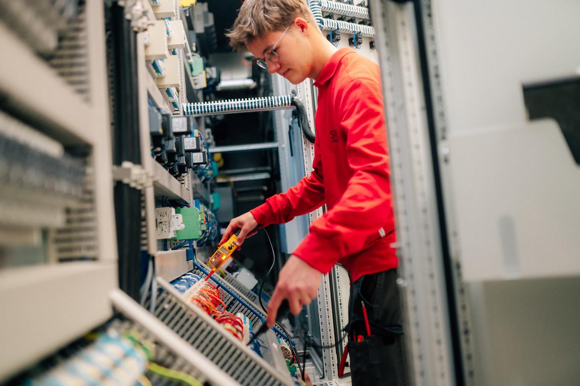 Elektro-Azubi bei der Arbeit