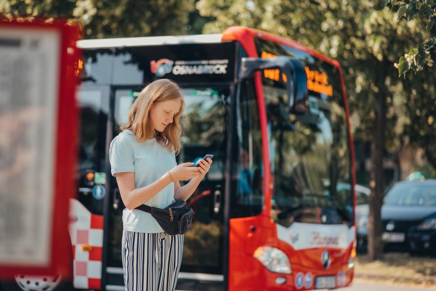 Kundin wartet auf den Bus der VOS
