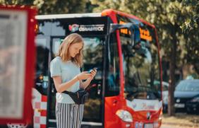 Kundin wartet auf den Bus der VOS
