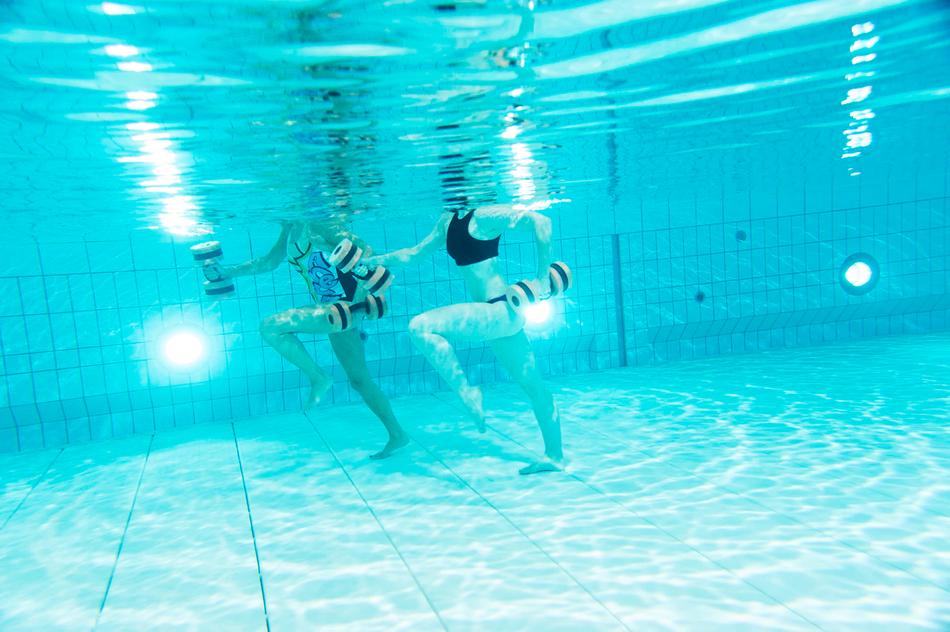 Frauen beim Kurs mit Hanteln im Wasser