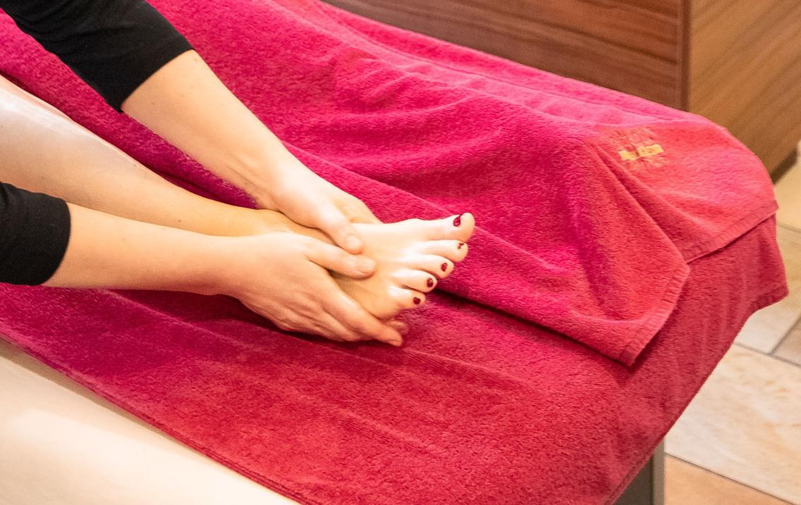 Pediküre mit Nagellack im Spa & Beauty