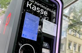Der Bargeldlos-Automat am Parkplatz an der Dominikanerkirche. 