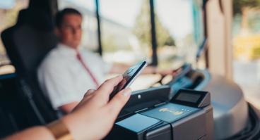 Zahlen per Handyticket im Bus der VOS