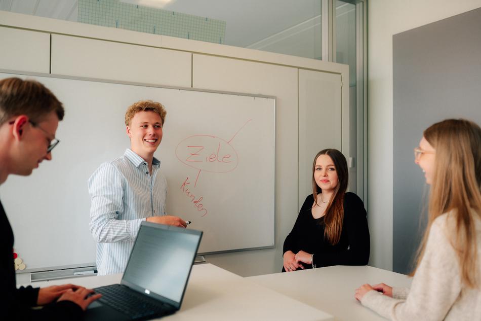 Mitarbeitende im Meeting 