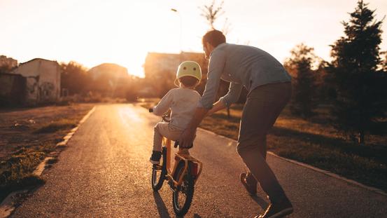 Vater bringt seinem Sohn das Radfahren bei.