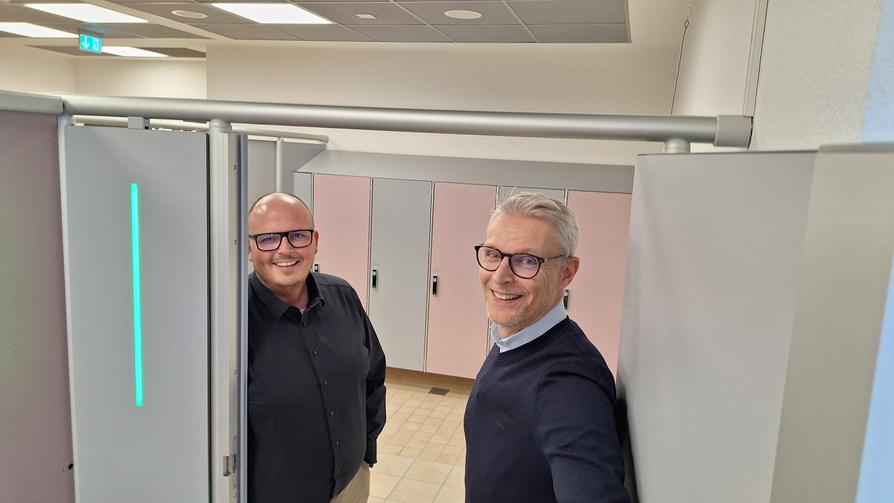 Schinkelbadleiter Jens Eick (links) und Bäderchef Torsten Krier in der neuen barrierefreien Umkleide im Schinkelbad. 