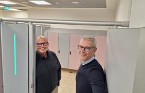 Schinkelbadleiter Jens Eick (links) und Bäderchef Torsten Krier in der neuen barrierefreien Umkleide im Schinkelbad. 