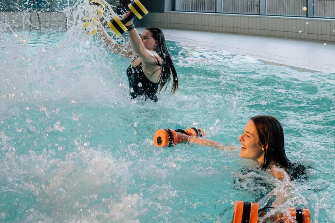 Frauen beim Aquafitness