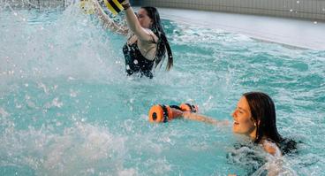 Frauen beim Aquafitness