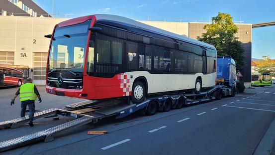 Der neue E-Solobus wird abgeladen