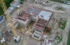 In Thiene baut die SWO Netz aktuell ein neues Wasserwerk. Unser Foto zeigt die Baustelle. Rechts ist das alte Wasserwerk zu erahnen.