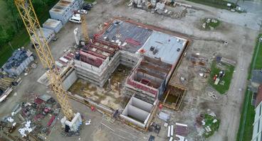 In Thiene baut die SWO Netz aktuell ein neues Wasserwerk. Unser Foto zeigt die Baustelle. Rechts ist das alte Wasserwerk zu erahnen.
