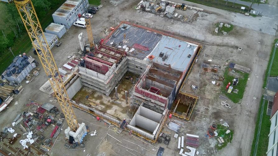 In Thiene baut die SWO Netz aktuell ein neues Wasserwerk. Unser Foto zeigt die Baustelle. Rechts ist das alte Wasserwerk zu erahnen.