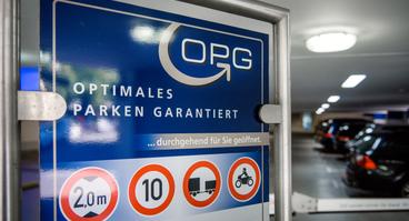 Hinweisschild Parkhaus Nikolai Garage