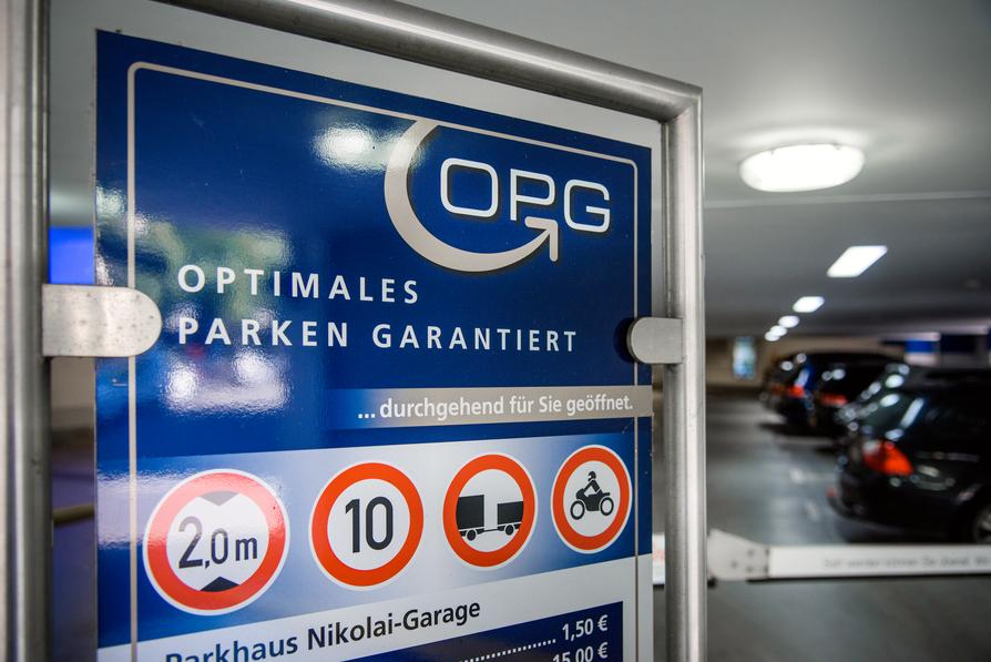 Hinweisschild Parkhaus Nikolai Garage