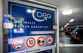 Hinweisschild Parkhaus Nikolai Garage