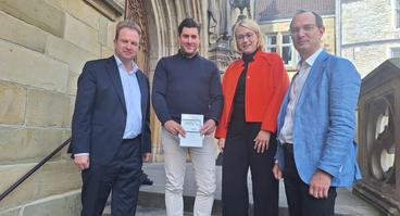 Dr. Fritz Wengeler (Geschäftsführer smartOPTIMO), Jan-Frederic Graen (Gründer und Geschäftsführer peerMetering), Oberbürgermeisterin Katharina Pötter und Daniel Waschow (Vorstandsvorsitzender der Stadtwerke Osnabrück) (v.l.n.r.) stellten jetzt die 1:n-Metering-Lösung von peerMetering vor.