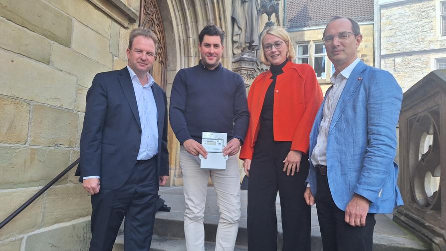 Dr. Fritz Wengeler (Geschäftsführer smartOPTIMO), Jan-Frederic Graen (Gründer und Geschäftsführer peerMetering), Oberbürgermeisterin Katharina Pötter und Daniel Waschow (Vorstandsvorsitzender der Stadtwerke Osnabrück) (v.l.n.r.) stellten jetzt die 1:n-Metering-Lösung von peerMetering vor.