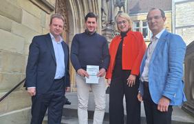 Dr. Fritz Wengeler (Geschäftsführer smartOPTIMO), Jan-Frederic Graen (Gründer und Geschäftsführer peerMetering), Oberbürgermeisterin Katharina Pötter und Daniel Waschow (Vorstandsvorsitzender der Stadtwerke Osnabrück) (v.l.n.r.) stellten jetzt die 1:n-Metering-Lösung von peerMetering vor.