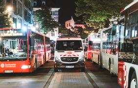 NachtBus warten an der Haltestelle Am Kamp in Osnabrück