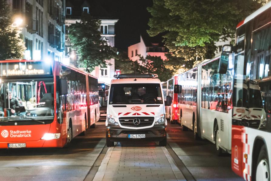 NachtBus warten an der Haltestelle Am Kamp in Osnabrück