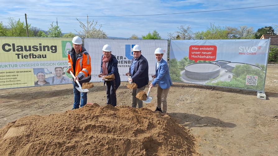 Den symbolischen ersten Spatenstich für den neuen Hochbehälter am Schinkelberg setzten jetzt (v.l.n.r.) Christoph Miemietz (Projektleiter), Daniel Waschow (SWO-Vorstandsvorsitzender), Tino Schmelzle (Geschäftsführer SWO Netz) und Nico Kuschel (Leiter Wasserwerke und Kläranlagen SWO Netz). 