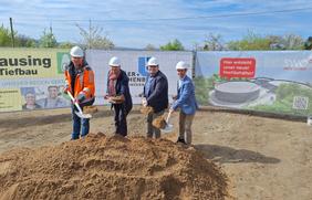 Den symbolischen ersten Spatenstich für den neuen Hochbehälter am Schinkelberg setzten jetzt (v.l.n.r.) Christoph Miemietz (Projektleiter), Daniel Waschow (SWO-Vorstandsvorsitzender), Tino Schmelzle (Geschäftsführer SWO Netz) und Nico Kuschel (Leiter Wasserwerke und Kläranlagen SWO Netz). 