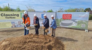 Den symbolischen ersten Spatenstich für den neuen Hochbehälter am Schinkelberg setzten jetzt (v.l.n.r.) Christoph Miemietz (Projektleiter), Daniel Waschow (SWO-Vorstandsvorsitzender), Tino Schmelzle (Geschäftsführer SWO Netz) und Nico Kuschel (Leiter Wasserwerke und Kläranlagen SWO Netz). 