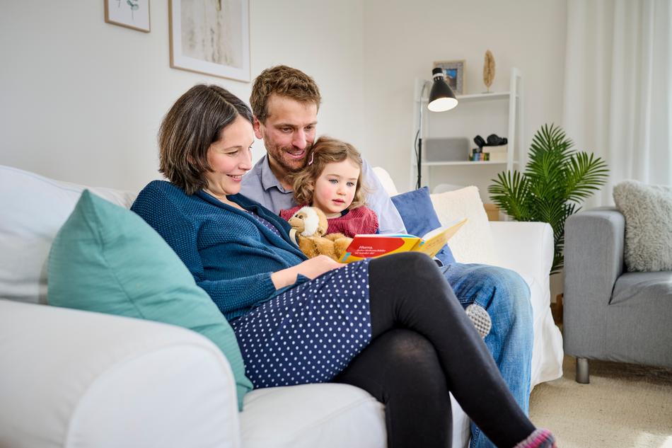 Familie im Wohnzimmer