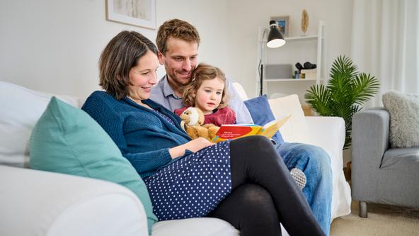 Familie im Wohnzimmer