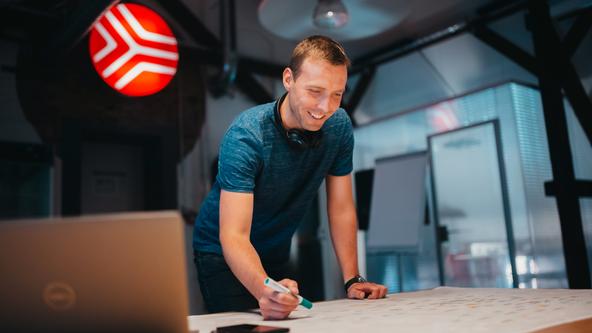 Michael beugt sich über einen Plan