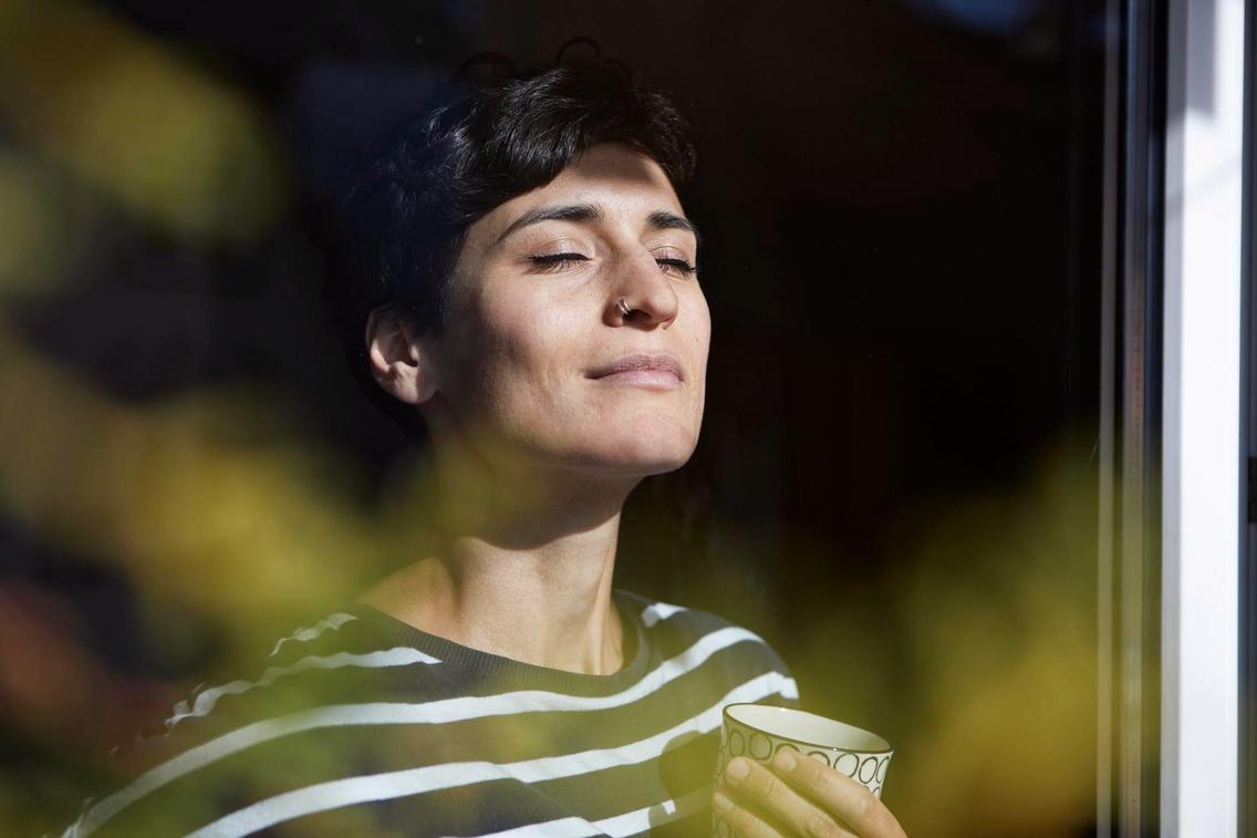 Frau schaut in die Sonne