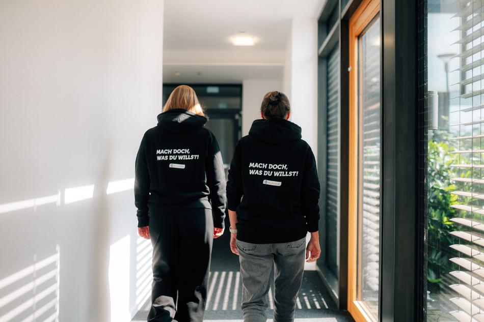 Mitarbeiterinnen im Azubi Hoodie