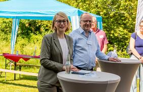 Oberbürgermeisterin Katharina Pötter und Martin Wahrmann-Illmer von der „Evershelden“-Elterninitiative.