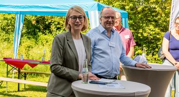 Oberbürgermeisterin Katharina Pötter und Martin Wahrmann-Illmer von der „Evershelden“-Elterninitiative.