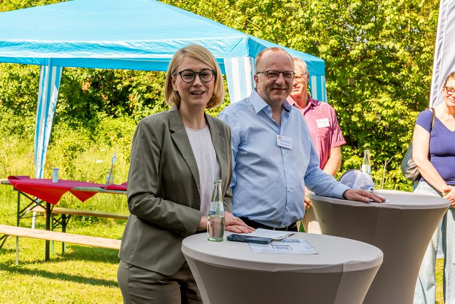 Oberbürgermeisterin Katharina Pötter und Martin Wahrmann-Illmer von der „Evershelden“-Elterninitiative.