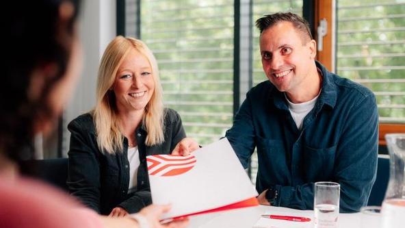 Mitarbeiter mit Mappe