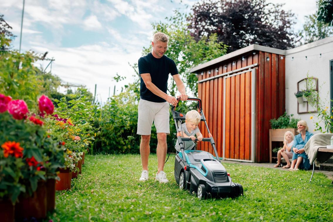 Familie bei der Gartenarbeit