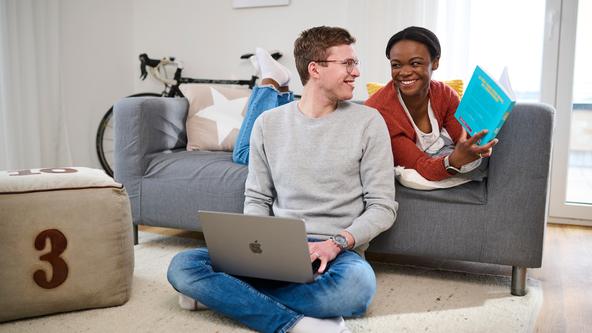 Junges Paar im Wohnzimmer