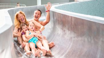 Familienspaß auf der Indoor Rutsche im Rutschenpark der Erlebniswelt